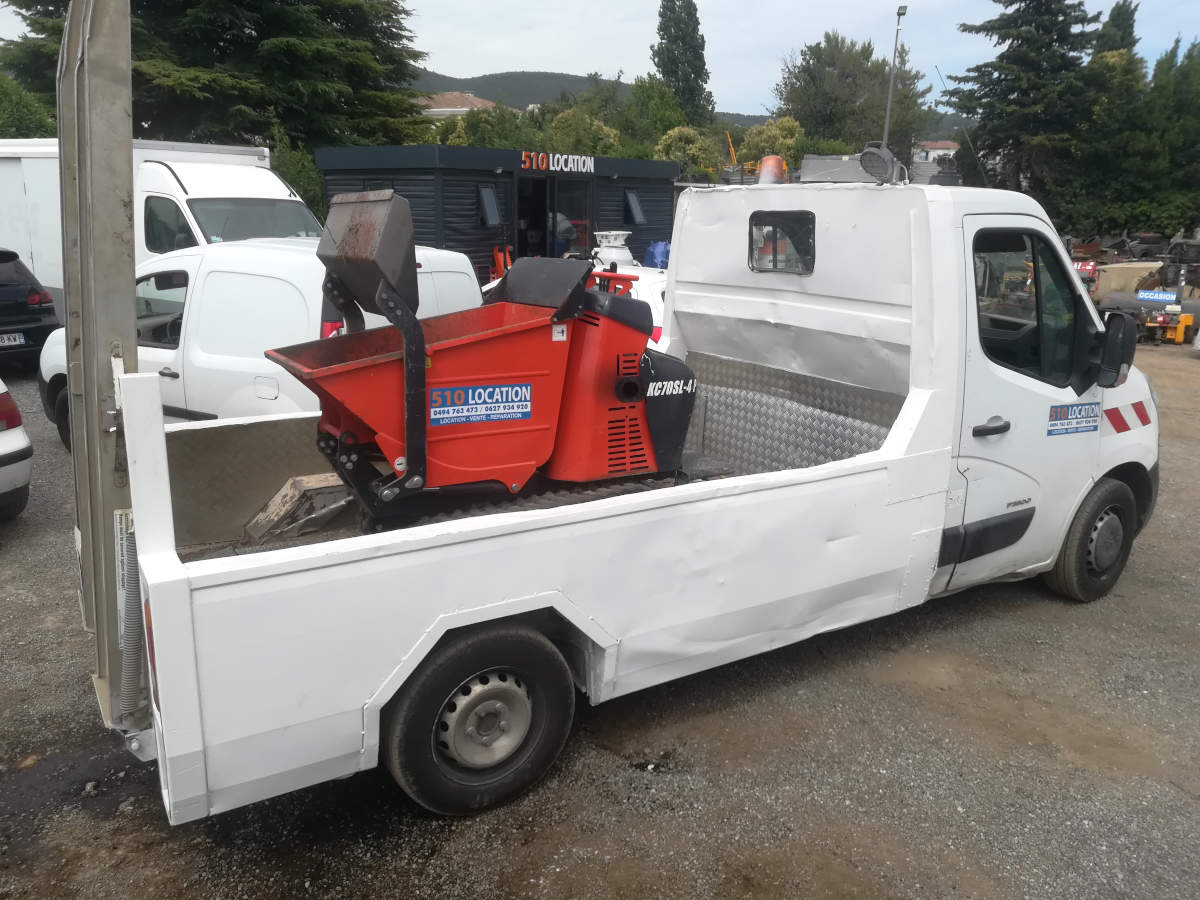 Camion avec brouette à chenilles
