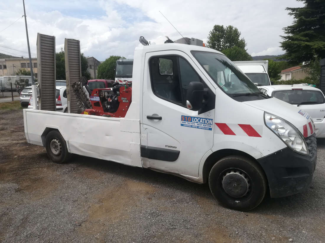 Camion avec trancheuse de sol